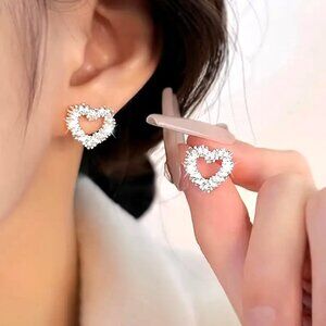 Heart-Shaped Silver Toned Crystal Stud Earrings For Women Elegant &‎ Spar…